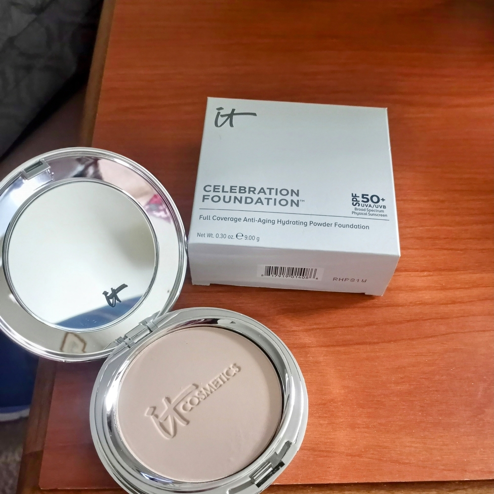 IT Cosmetics Cream Foundation Compact Smooth Finish Brand New Without Tags